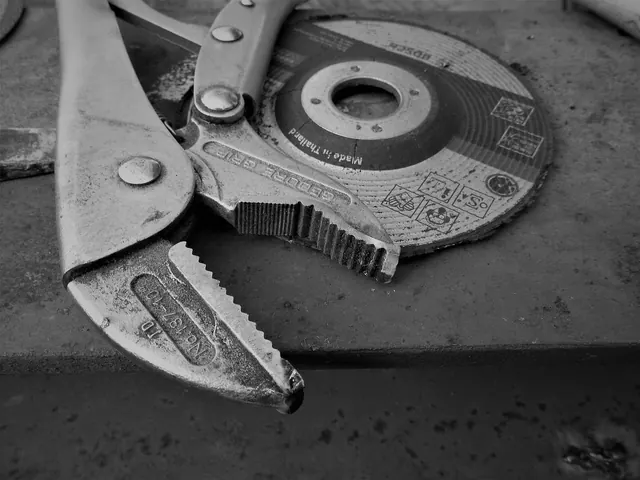 pliers, combination pliers, tool, cutting disc, anvil, metal, craft, workshop, work, workbench, pipe wrench, stole, pliers, cutting disc, cutting disc, cutting disc, workbench, wor