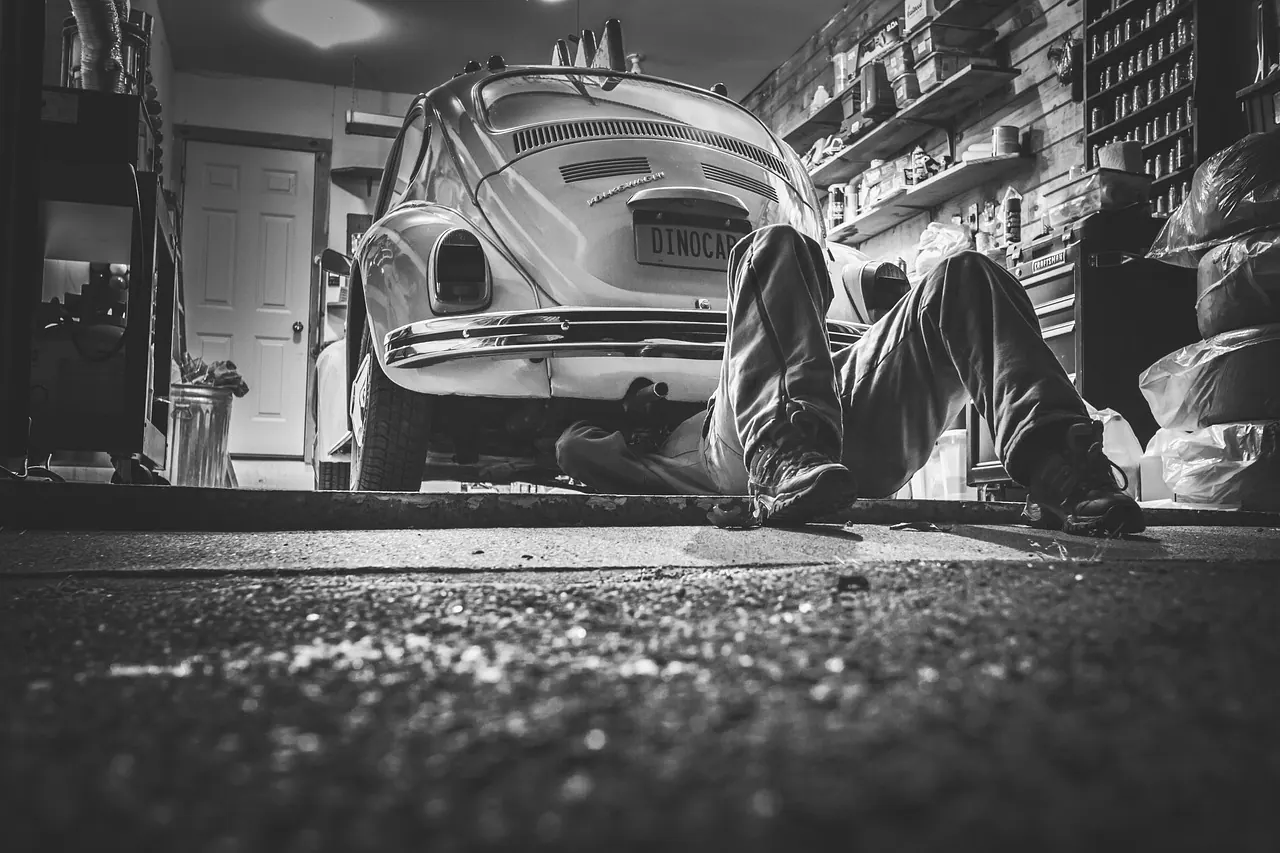 man, car, repair, car repair, car workshop, repair shop, repairs, garage, mechanic, vw beetle, volkswagen, car wallpapers, beetle, automotive, workshop, tools, supplies, monochrome