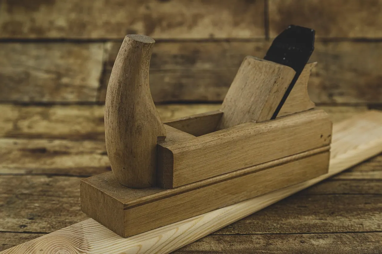 planer, wooden board, craft, industry, wood, technology, diy, construction material, renovate, edit, planing, smoothing, old, second hand, tool, workbench, board, repair, carpenter. Material choices that quietly cause setup failures