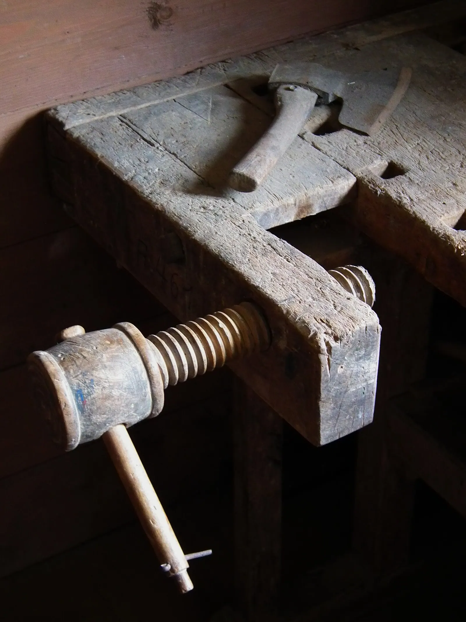 Hobelbank in der Hauswerkstatt des Hüttnerhofes im Rhöner Museumsdorf in Tann (Hessen, Deutschland). Setup mistakes beginners make in a home workshop
